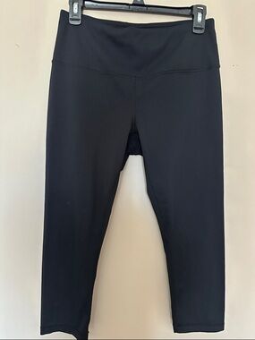 Women's Black Capri Leggings - High-Waist Active Capris
